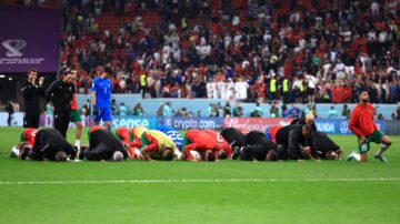世足輸法國無緣爭冠 摩洛哥全隊跪謝祈禱照瘋傳