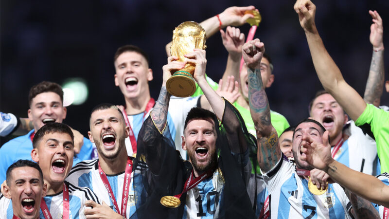 赢世界杯梅西桌子上跳舞 阿根廷全民派对