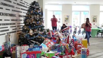 哈里斯郡警署赠送圣诞礼物 帮助受虐儿童