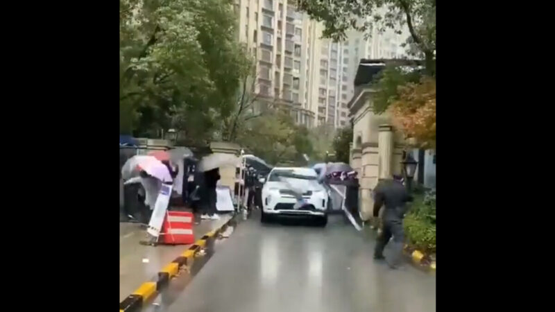 突发：无锡居民要求解封 私家车冲破封锁栏（视频）