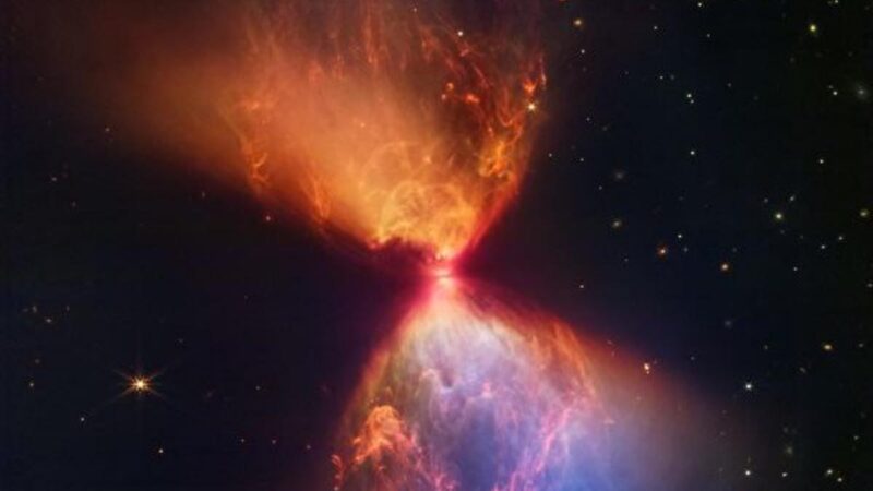 韋伯望遠鏡拍到恆星形成影像 猶如太空沙漏