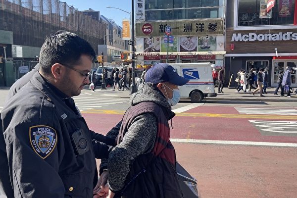 【影片】紐約警方逮捕攻擊法輪功的華男 控三級攻擊罪