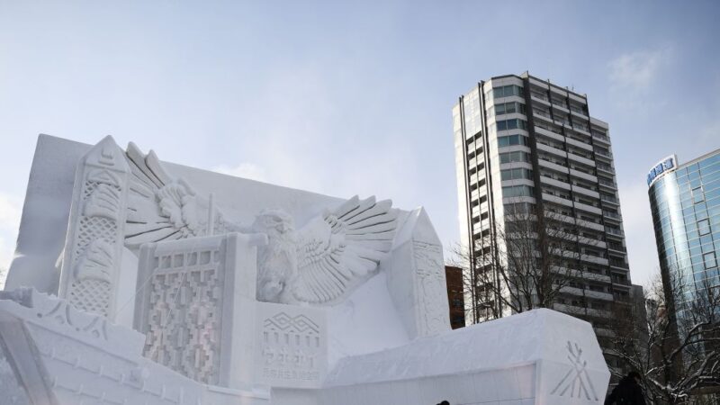 隔3年实体举办 札幌雪祭展出160座雪冰雕