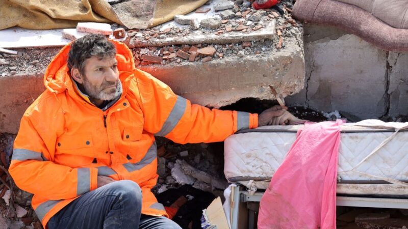 土耳其強震瓦礫中 父親不捨緊握亡女手