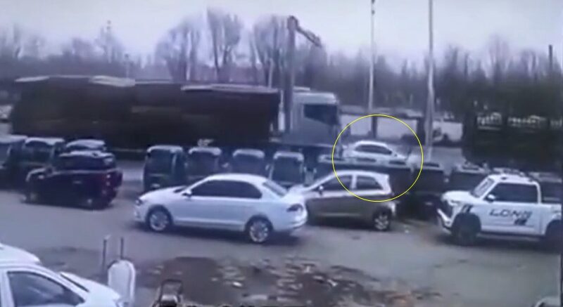 遼寧小轎車等紅綠燈被大貨車追尾 撞成鐵餅（視頻）