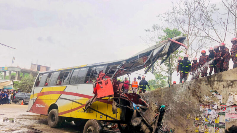 孟加拉巴士衝破公路護欄墜溝 至少17人死亡