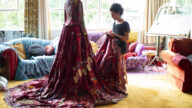 五十国数百位刺绣艺术家共制一条红裙