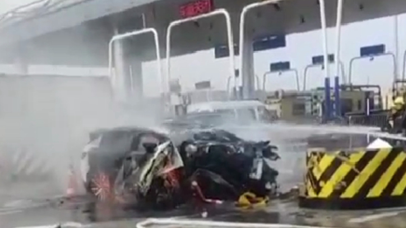 杭州一电动车撞上收费站瞬间起火 4人死亡（视频）
