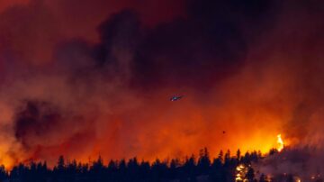 加拿大西北地區野火蔓延 卑詩省取消旅行限制
