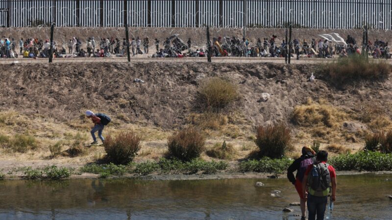 非法移民大量湧入 邊境小鎮宣布緊急狀態