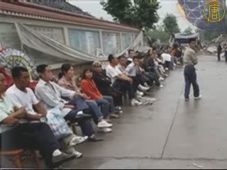 綿竹遇難學生家長靜坐 記者被押走