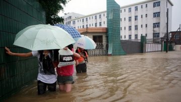 广州遭入汛最强降水袭击 积水齐腰 乌涌发大洪水