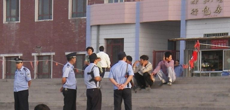 新疆喀什武警隊被扔炸彈數十人死傷