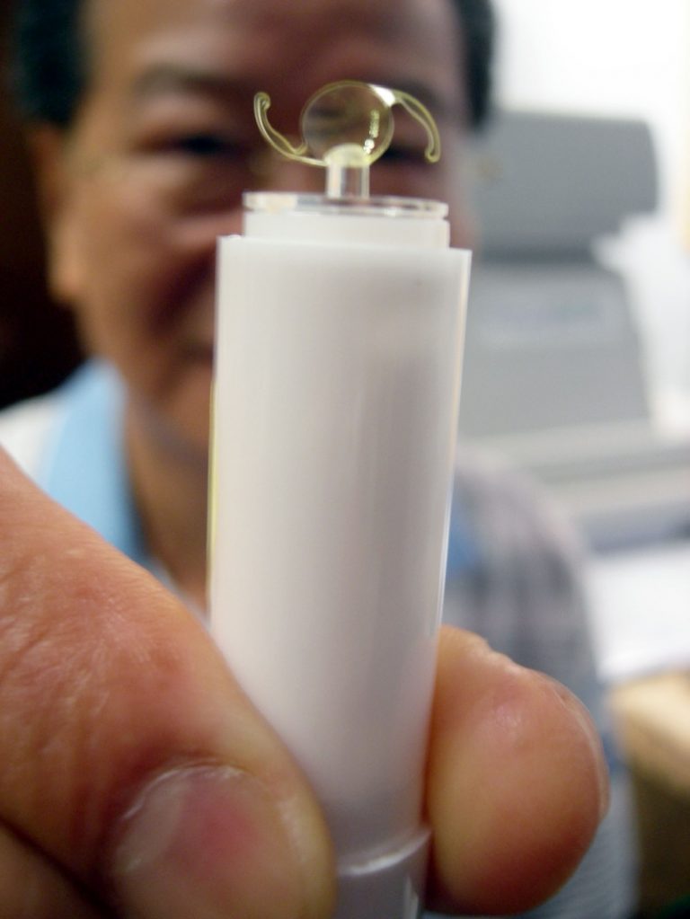 黃色人工水晶體問市 造福白內障散光患者