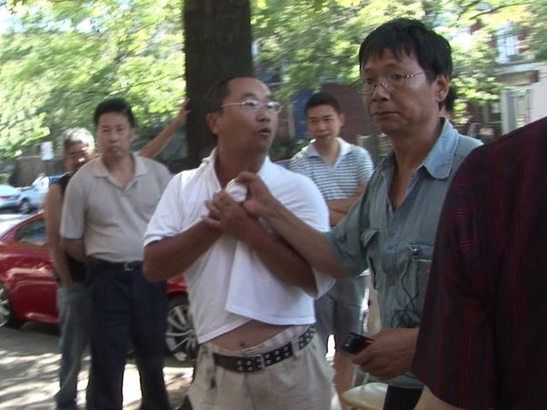 法拉盛中共幫兇自殘嫁禍法輪功 被警方逮捕並起訴