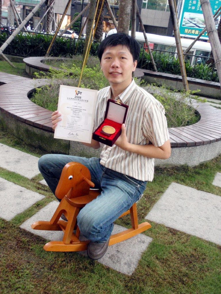 簡誠明父子發明會轉彎木馬  獲發明獎金牌