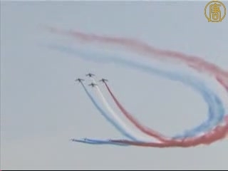 法國飛行員雅典上空表演精彩特技