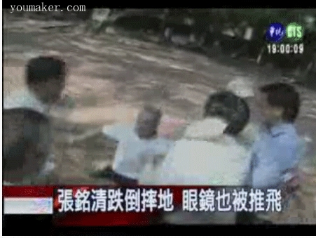 張銘清遊府城 遭激動民眾推擠倒地
