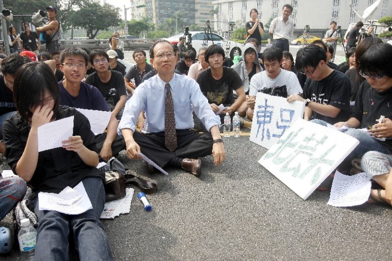數百學生抗議警察執法過當  政院：會檢討