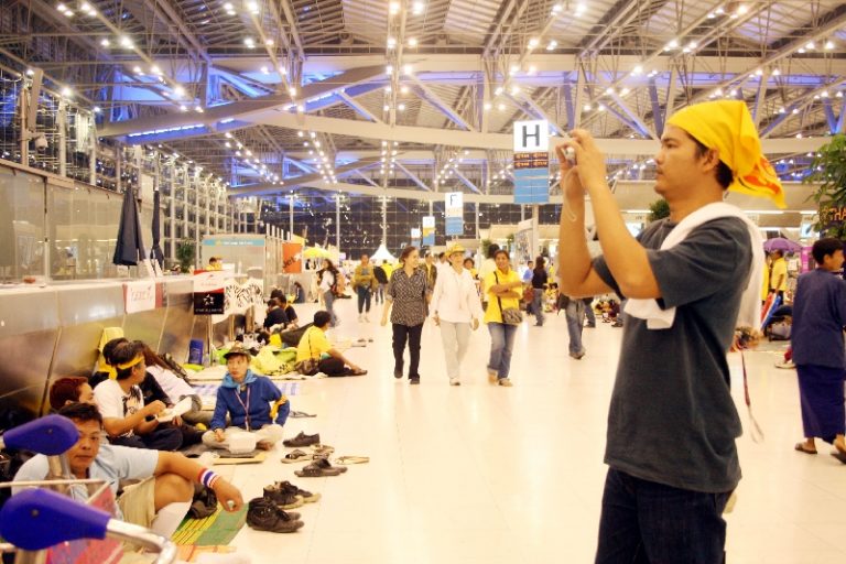 泰總理下達機場驅離令  示威者一夜等無警察