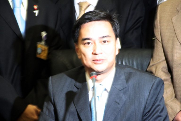 阿披實獲選泰總理  紅衫軍抗議首當其衝