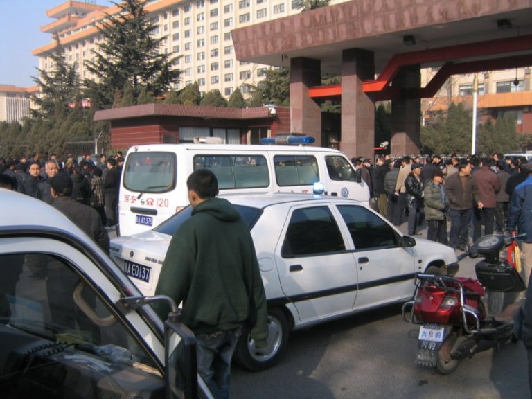 陕西上千军转干部上访 武警阻攔一人死亡
