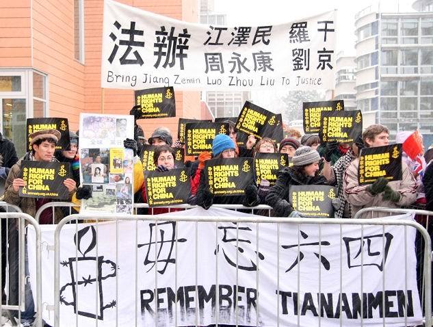 溫家寶劍橋大學演說 遭抗議者擲鞋