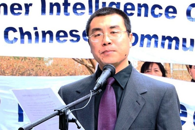 前國安諜報官在華盛頓中使館前公開退黨