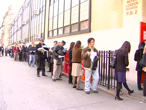 2009春季招聘會千人求職排長隊