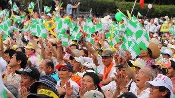 台湾民众串连游行“反倾中 顾民主”