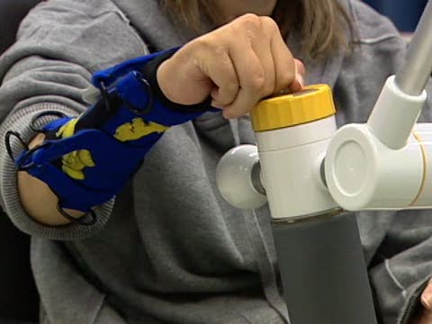 癱瘓者藉助手臂遙控器行動