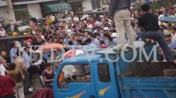 江苏泰州森北村村民揭竿围住村办公场所