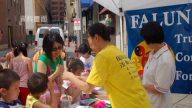 修煉者街頭講真相 為結束中共迫害