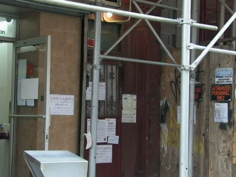 華埠危樓居民緊急搬出 居無定所