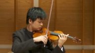 观众为小提琴决赛选手高超演技叫绝