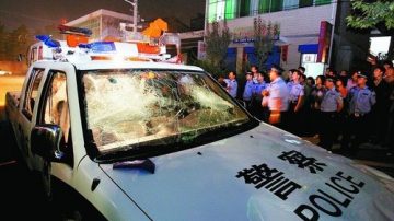 陝西村民持刀打鬥 砍砸扎警車洩憤