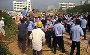 百餘村民與數百警察大戰 粵爆流血衝突