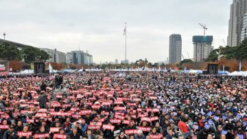 韩国首尔数万工人游行抗议新劳工法