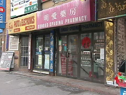 疑幫窮人濫簽申請 多市華醫受審