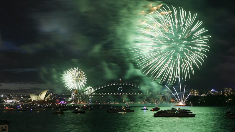 組圖：悉尼藍月下跨年煙火秀