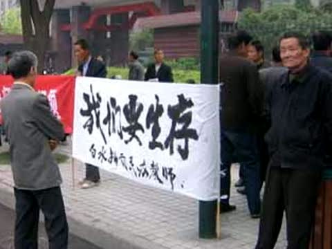 大學教師淪為乞丐聲明退出中共