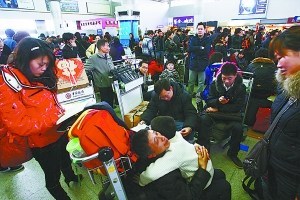 大霧彌漫 蕭山長沙機場滯留旅客上萬