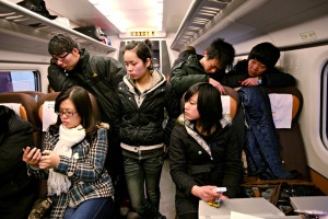 百余列車晚點 旅客遭斷水斷電挨餓受凍