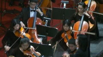 老中青不同代华人现场亲身感受神韵