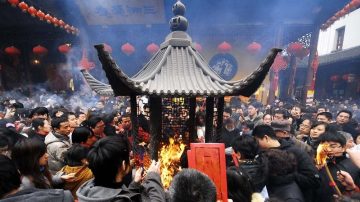 組圖:武漢迎財神盛況空前 求神比求黨有用