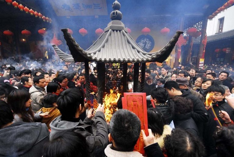 組圖:武漢迎財神盛況空前 求神比求黨有用