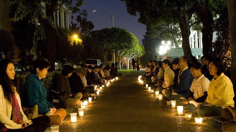 燭光紀念4.25 洛杉磯法輪功學員籲制止迫害