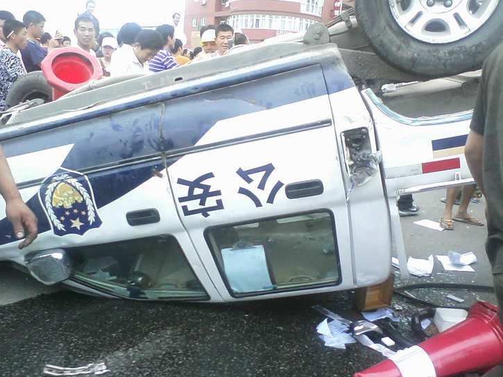 組圖：溫州交警引發眾怒警車被掀翻砸毀