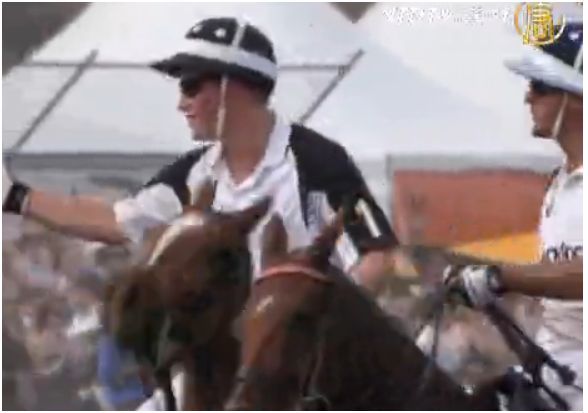 哈里王子紐約馬球賽從馬背上摔下