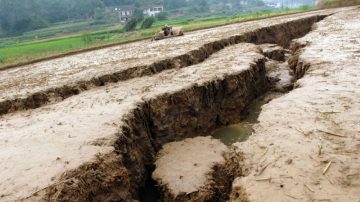 湖南雙峰房屋公路大面積開裂